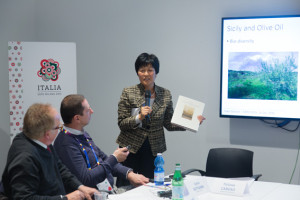 Yuko presenta il volume Sulle rotte degli Antichi a EXPO 2015 - foto di Gianni Mania