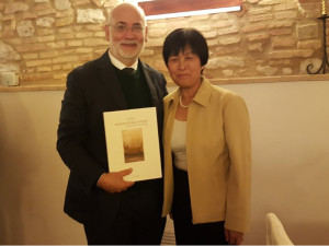 Yuko Okuma con Bernardino Sperandio, sindaco della città di Trevi